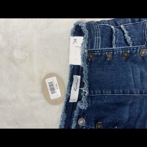 Font button jeans, straight legged